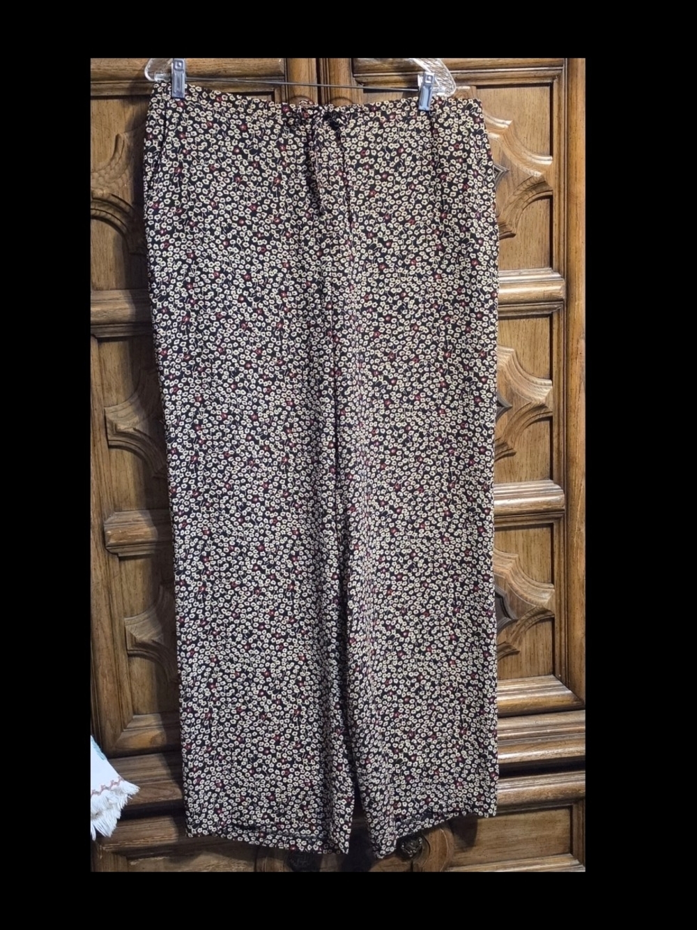 Wide-Leg Floral Print Pants in Black and Cream